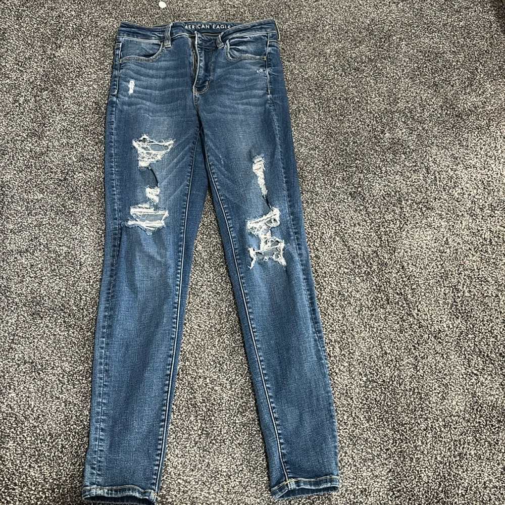 Mid dark wash American eagle jeans 
Stretchy